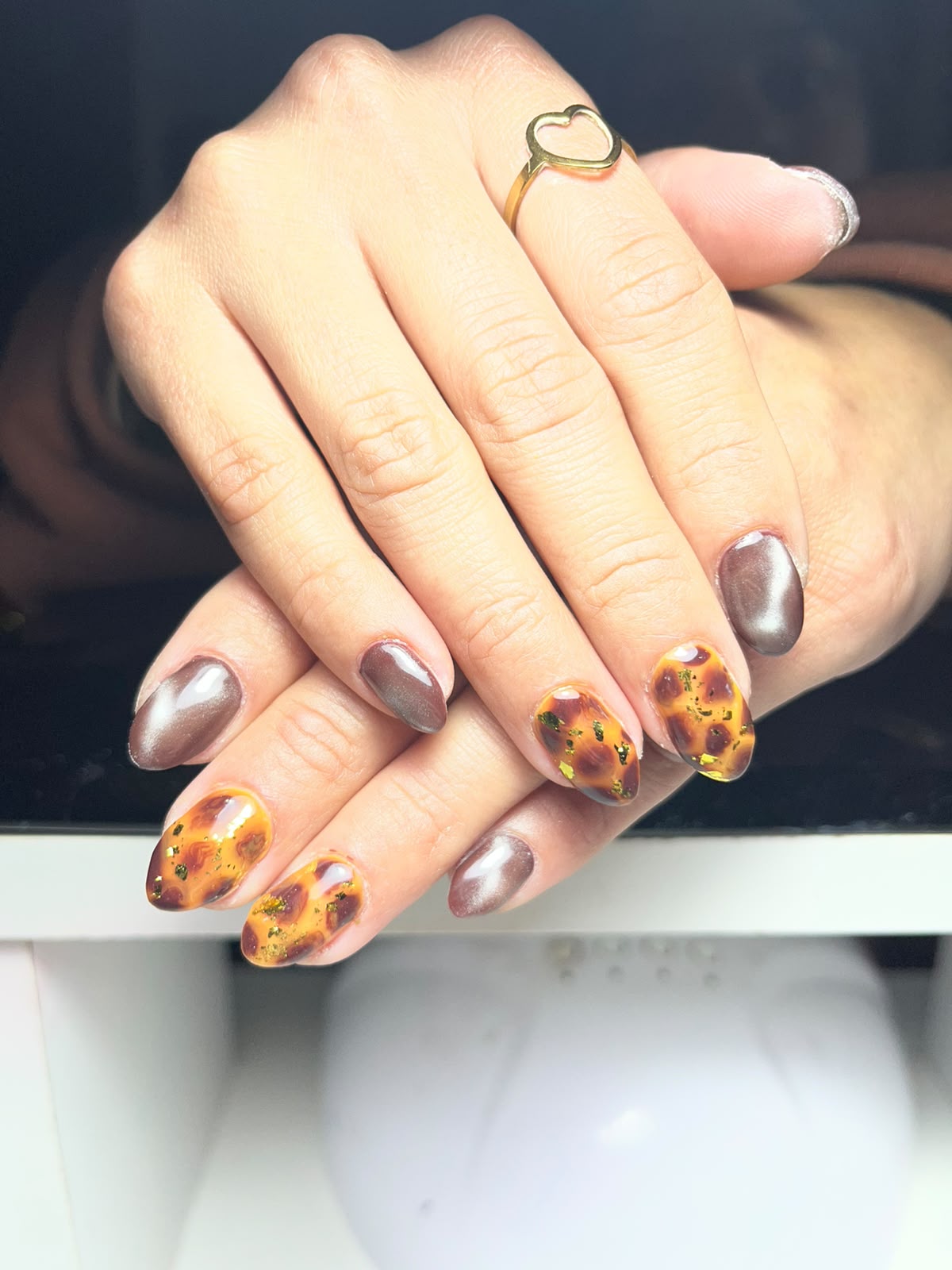 Manicura almendrada con diseño carey y acabado metalizado