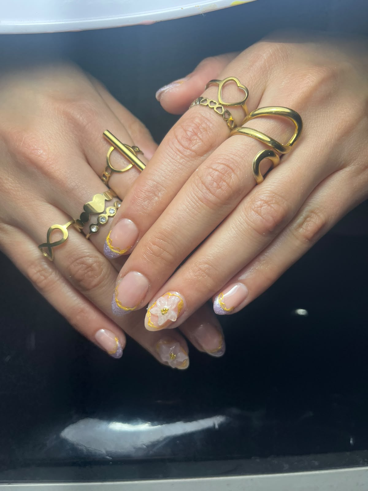 Manicura nude y lila con flores en relieve y detalles dorados
