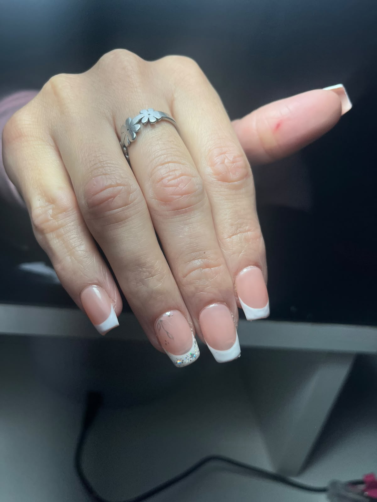 Manicura francesa cuadrada con base nude y detalles brillantes