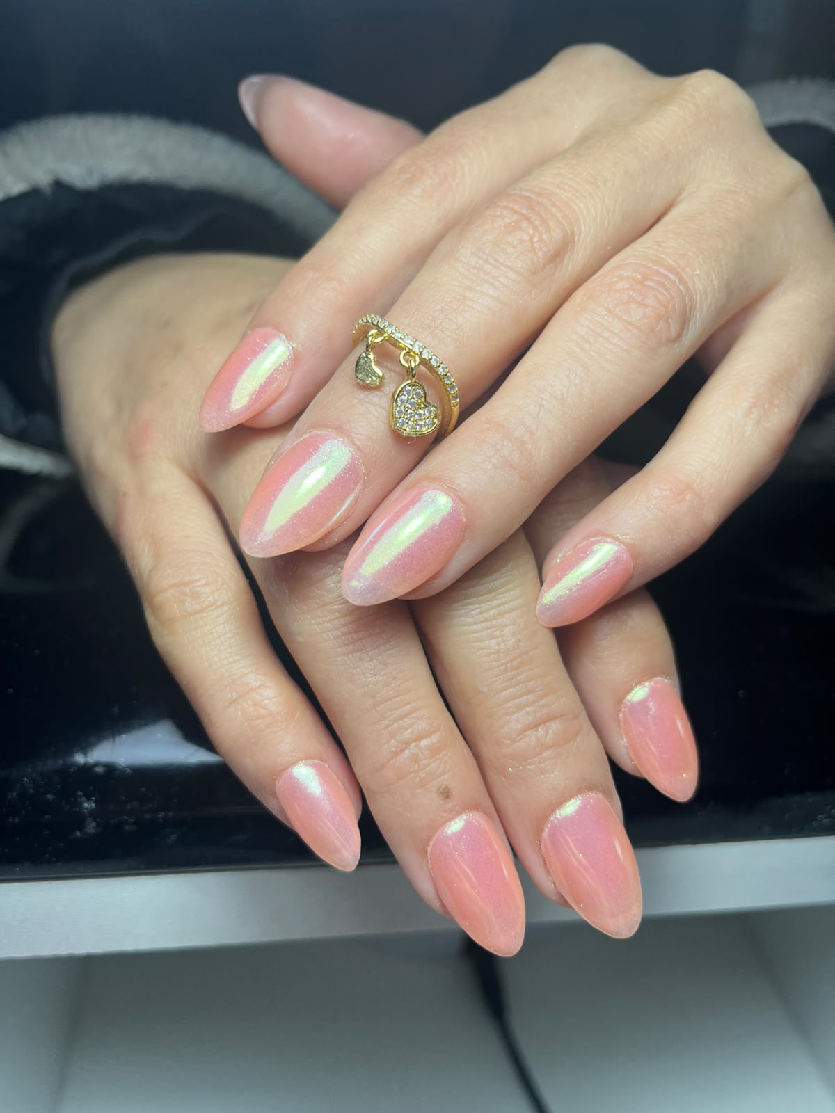 Manicura almendrada rosa con acabado perlado